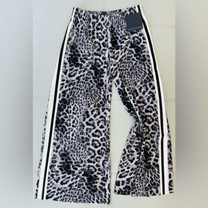 NWT! NORMA KAMALI
SIDE STRIPE BOYFRIEND ELEPHANT SWEATPANT
GREY LEOPARD
SIZE XS